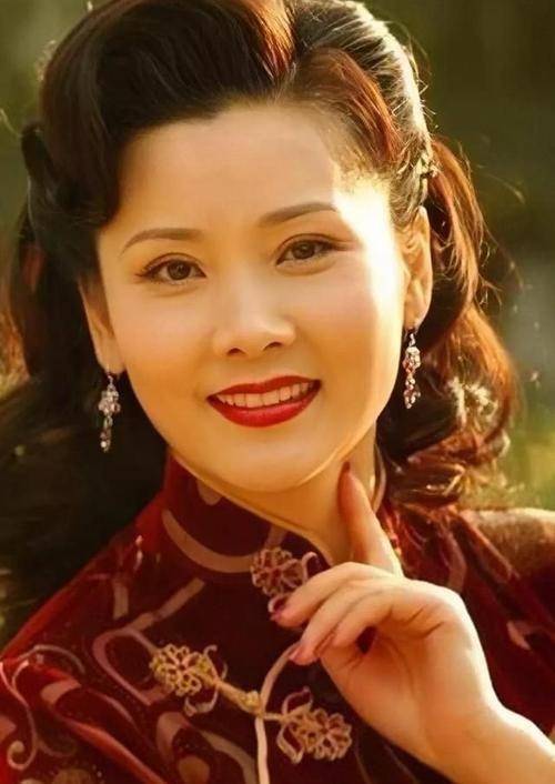 国家一级演员何赛飞:比起成功的事业更让人羡慕的是她美满的家庭_表演