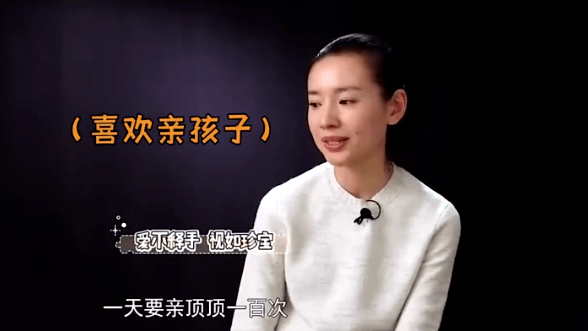 董洁与儿子逛街吃饭,真人好瘦背影像小女孩,顶顶一点没长歪太帅_妈妈