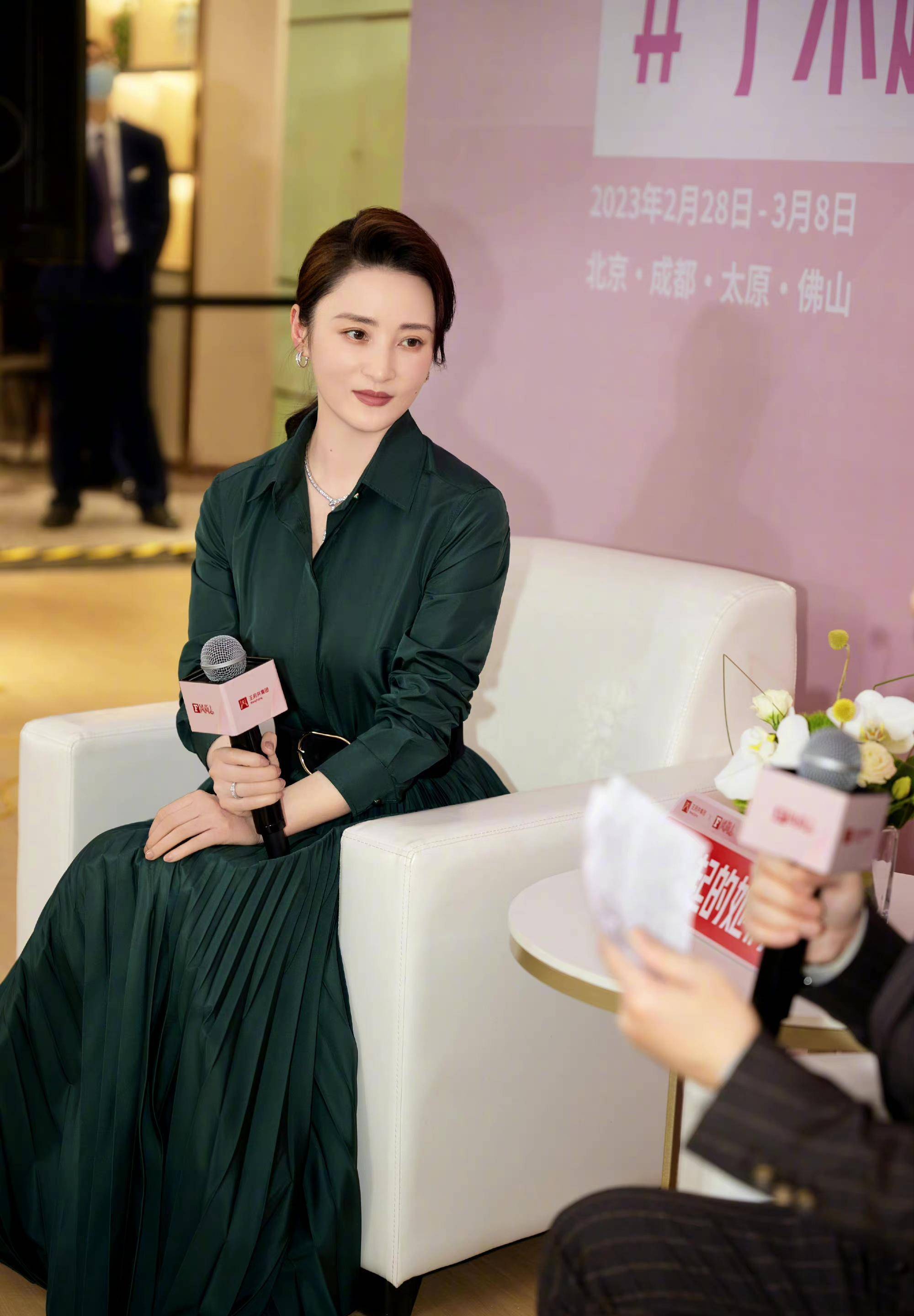 48岁的蒋勤勤出席在湖北举行的活动,西装造型如走秀,"经典脸"最美