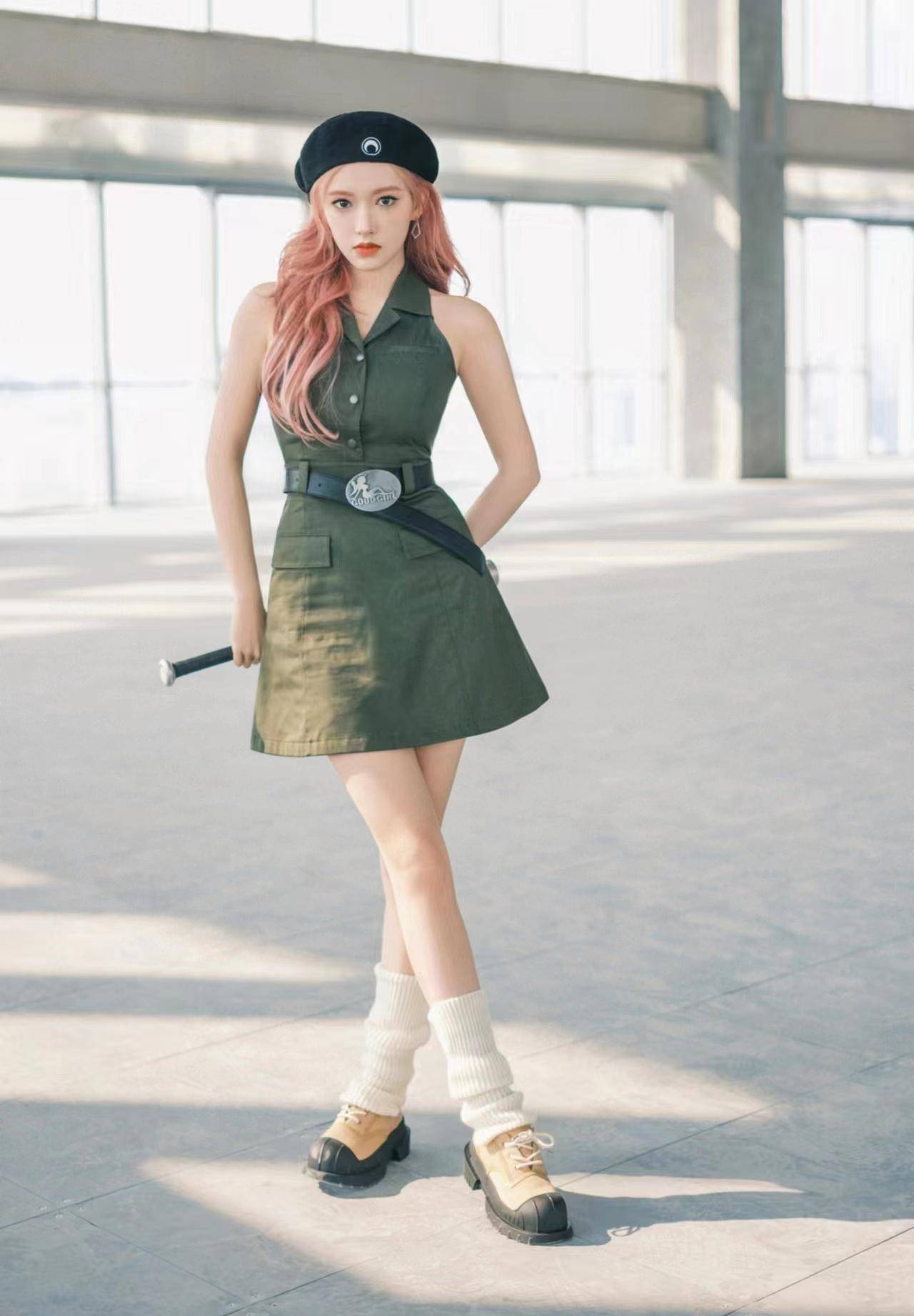 程潇惊艳的新舞会造型,军绿色工作裙叠袜子戴贝雷帽,好时髦_时尚_身材