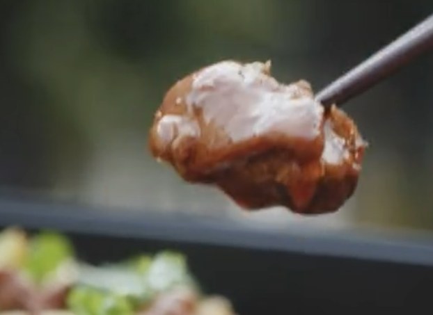 重庆经典美食：鲜香浓郁超级好吃！自制家庭版鸡公煲做法(图4)