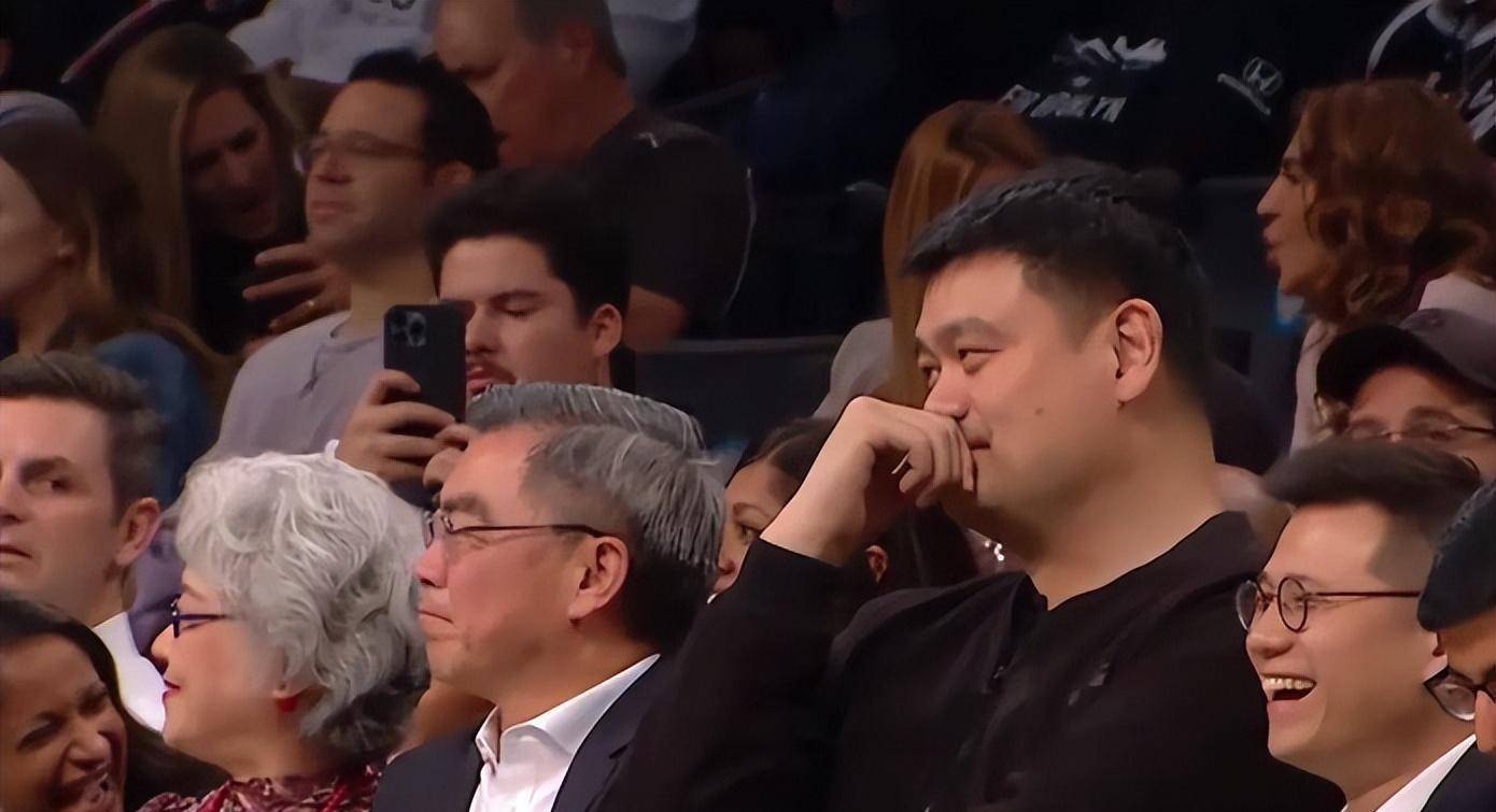 姚明空降nba篮网主场,蔡崇信作陪,翘起二郎腿看球,霸气十足_比赛_篮球