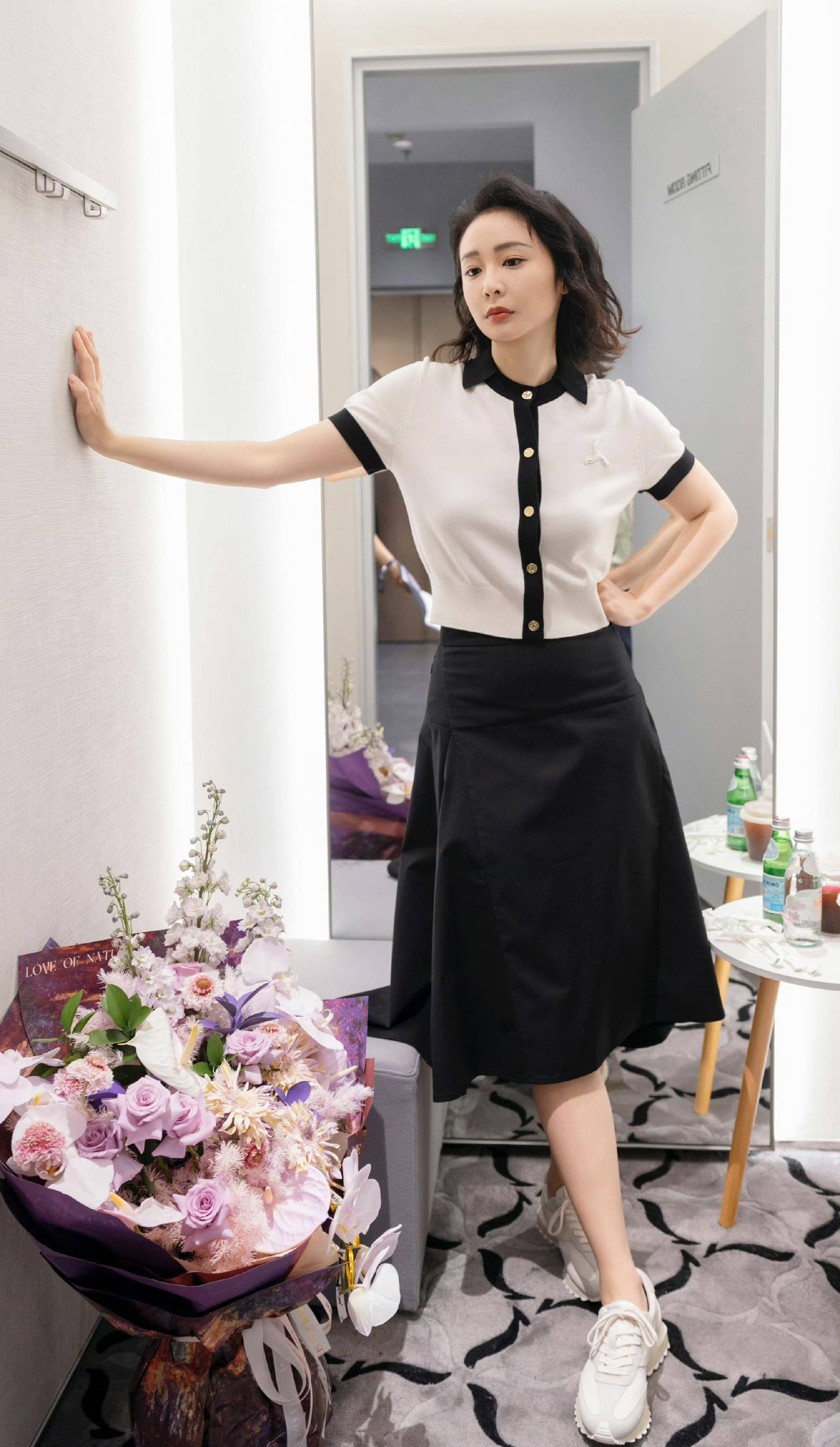 高叶新亮相北京机场,漂亮的皮爸爸裤,直刘海酷似"关