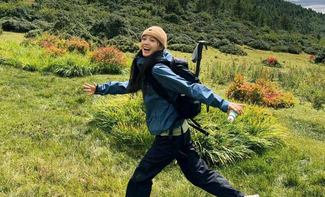 去草地拍照穿什么衣服好看?专家教你如何打造迷人造型!