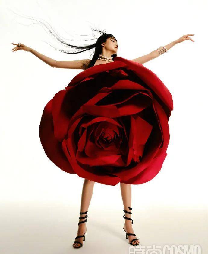 关晓彤头戴大红花,帅气十足,cosmo五月号来了!_时尚_封面_珠宝