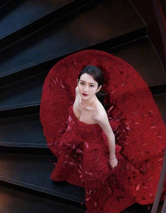 40岁王鸥是"人间美事","内衣外穿"风格魅力十足_生活_照片_方式