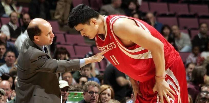 姚明空降nba篮网主场,蔡崇信作陪,翘起二郎腿看球,霸气十足_比赛_篮球