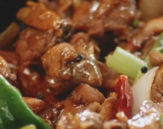 重庆经典美食：鲜香浓郁超级好吃！自制家庭版鸡公煲做法(图2)