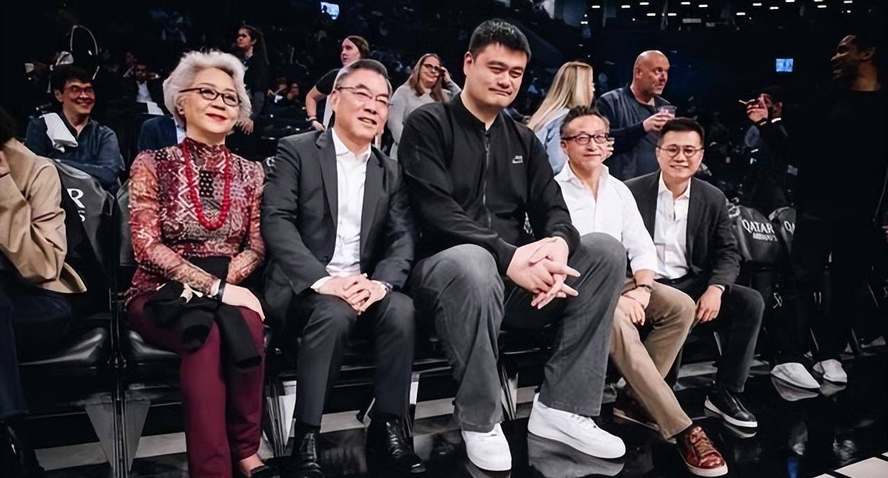 蔡崇信邀请姚明看篮网比赛,全场球迷欢呼,本西裁判上前致意_篮球_未来