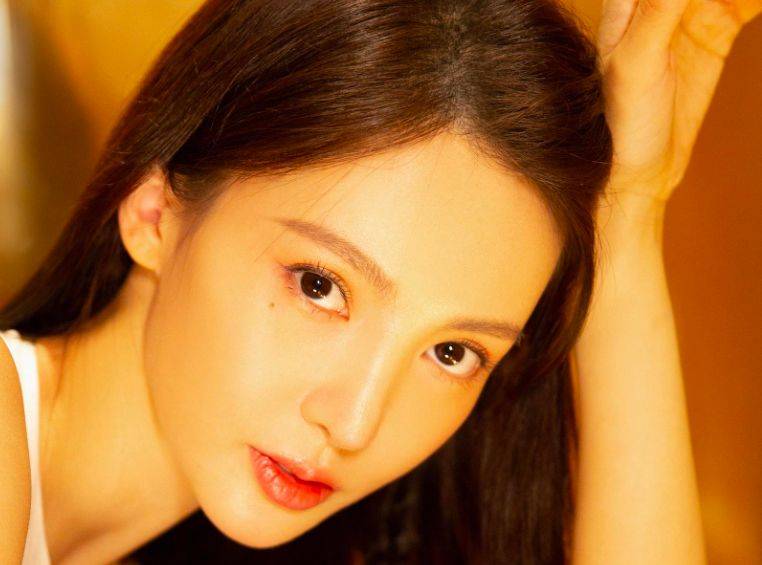 金晨穿透视装露出胸前一片纹身,路人吐槽:鼻子奇怪连呼吸都困难_时尚