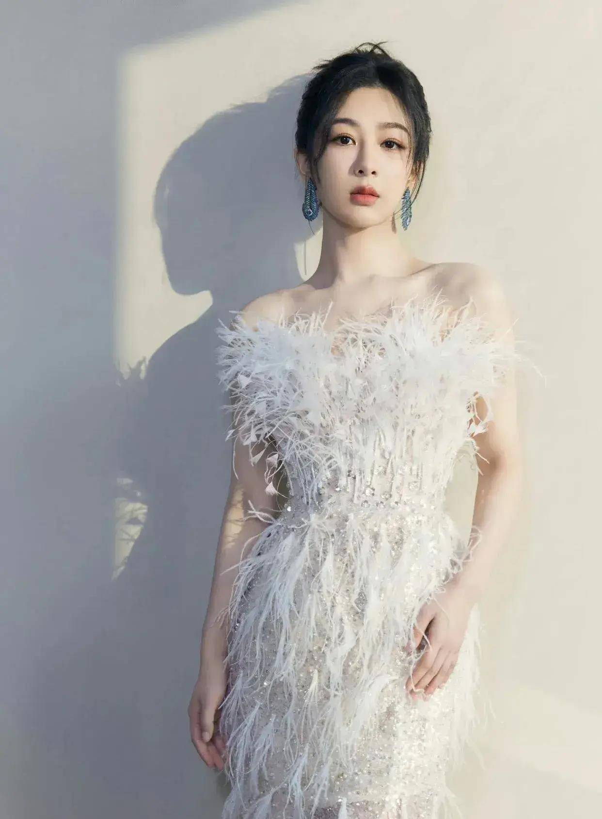 杨紫白色羽毛抹胸礼服亮相圈内,高贵优雅_造型_气质_整体