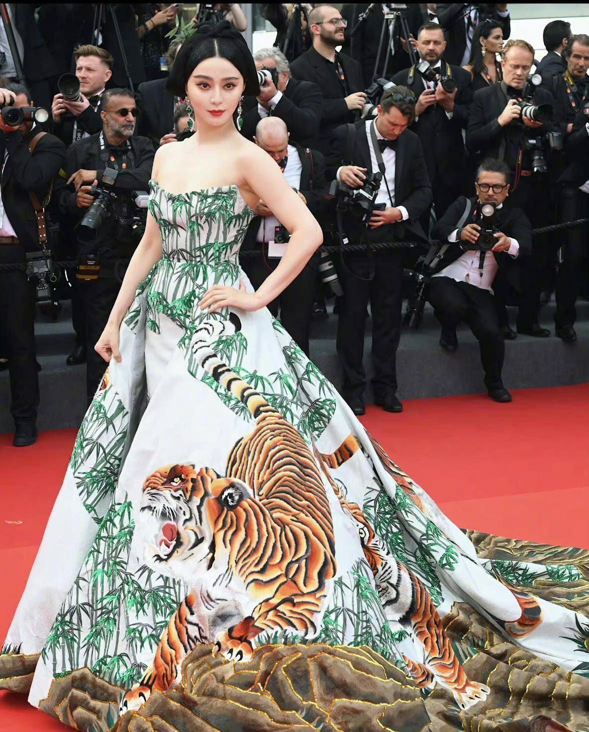 戛纳红毯上,范冰冰身着虎装下山,这个排版太漂亮了_裙摆_老虎_中国