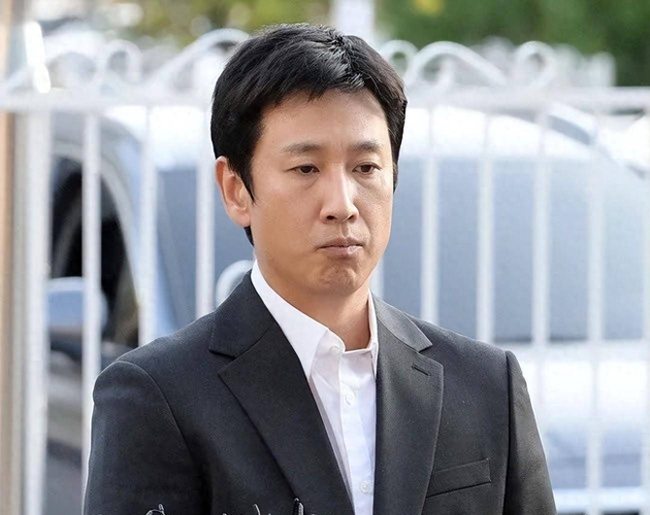 原创李善均涉毒后首次现身,多次鞠躬称对不起家人,遭吐槽像拍电视剧