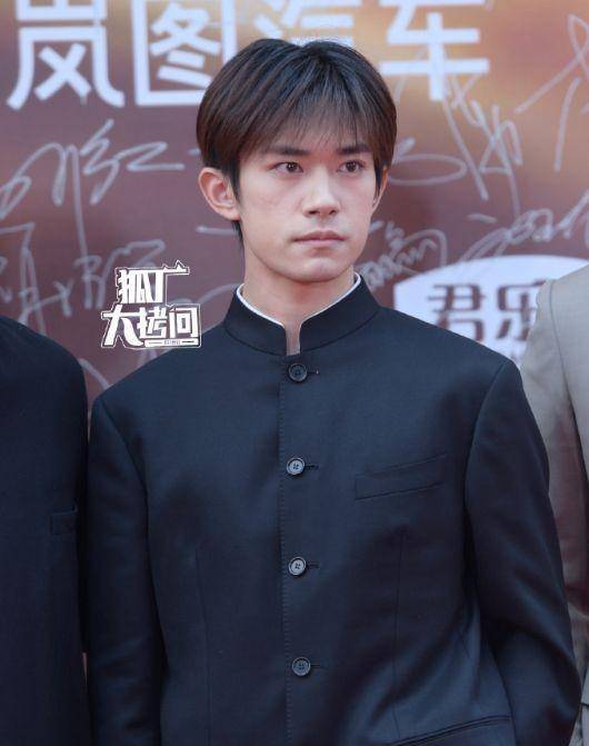 华表奖红毯亮点:易烊千玺成熟,王一博内敛,谢霆锋老气_邓超_造型_阿娇