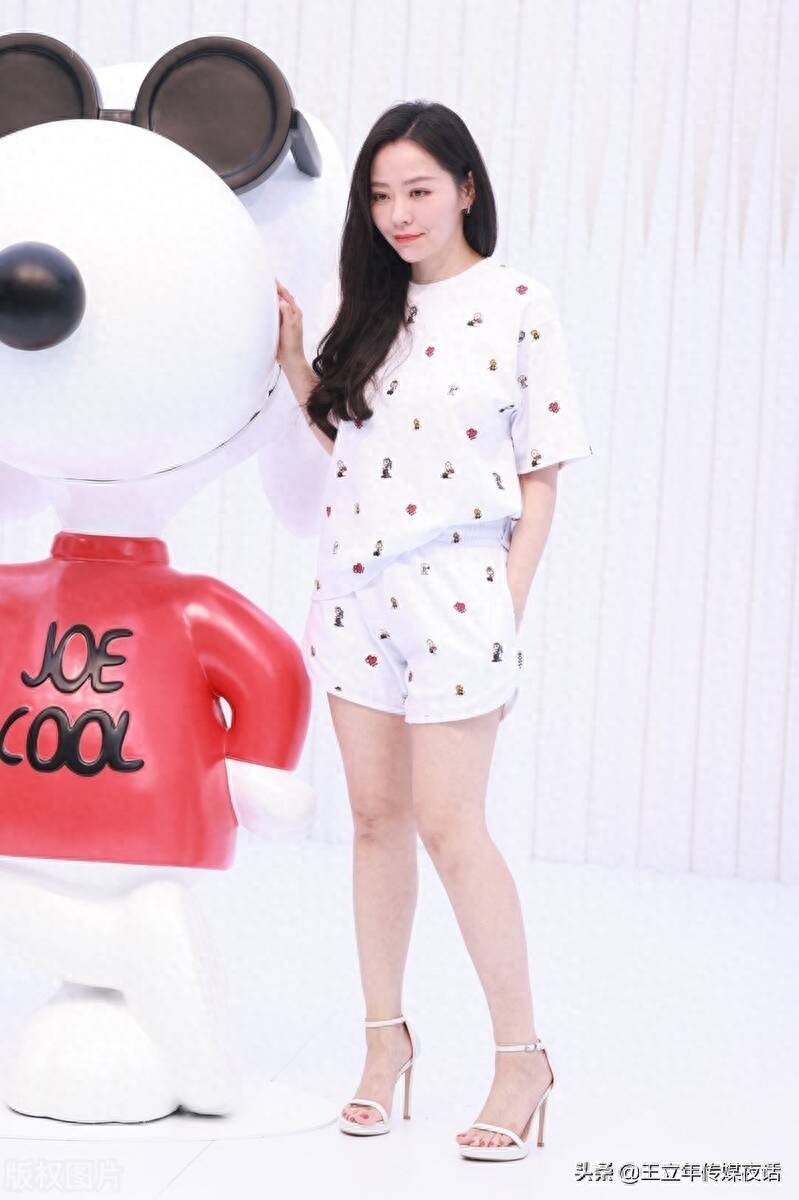 张靓颖机场:白色短袖牛仔裤,匆忙行程中_思维_灵感_教案