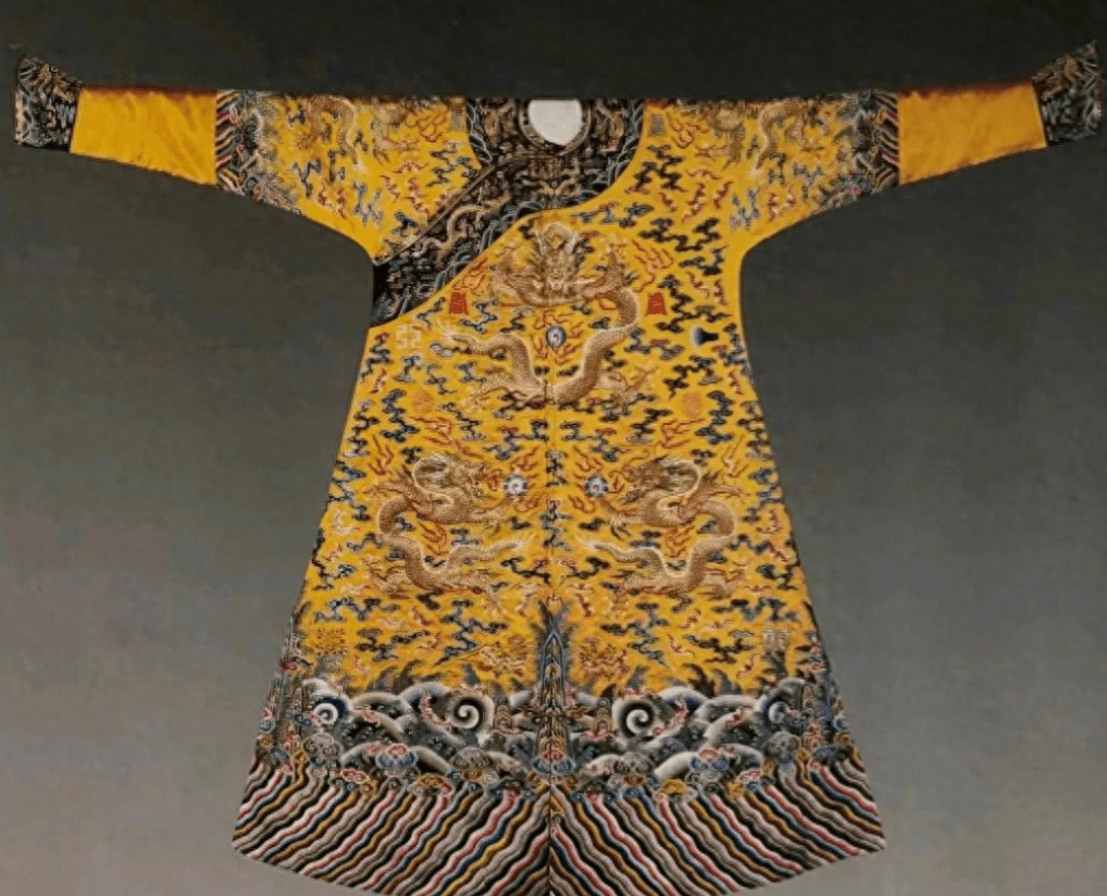 “龙袍”秦始皇的龙袍是黑色的，为什么后世皇帝没人敢再穿？理由很现实
