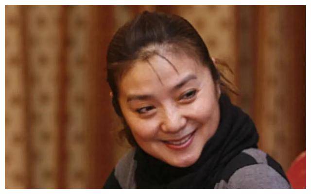 任艳,上海曾经著名的娱乐主持人,前夫晨光也是上海著名新闻主持人.