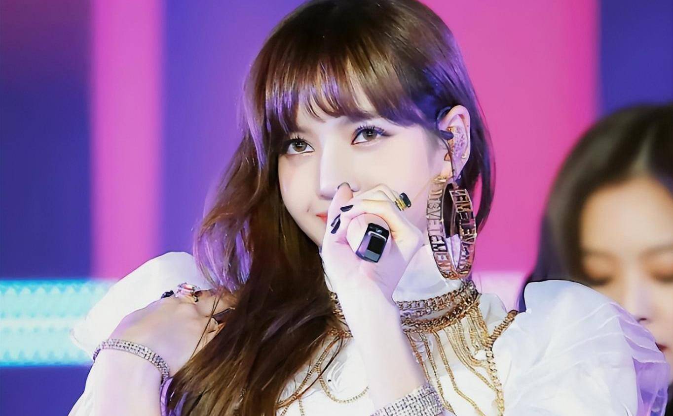 lisa晒大尺度泳装照,故意显露翘臀和大胸,放飞的路上一去不复返_媒体