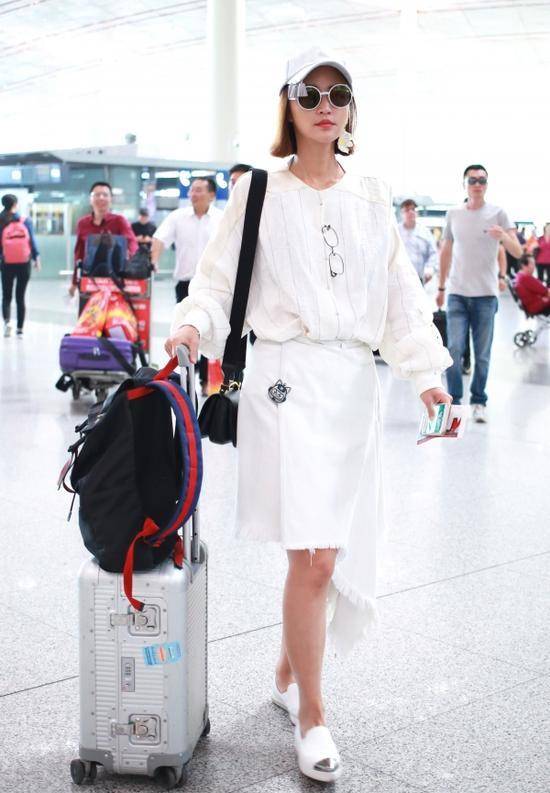 张歆艺吃饭被偷拍,才42岁脸瘦脱相撑不住脂肪,还没以前漂亮了!