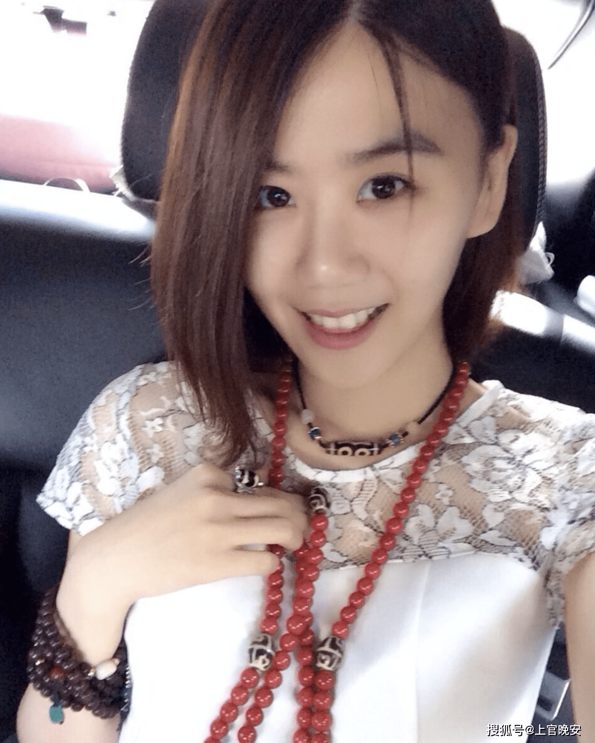 张羽熙和黄圣依有几分相似,还是能很轻松辨别出来的.