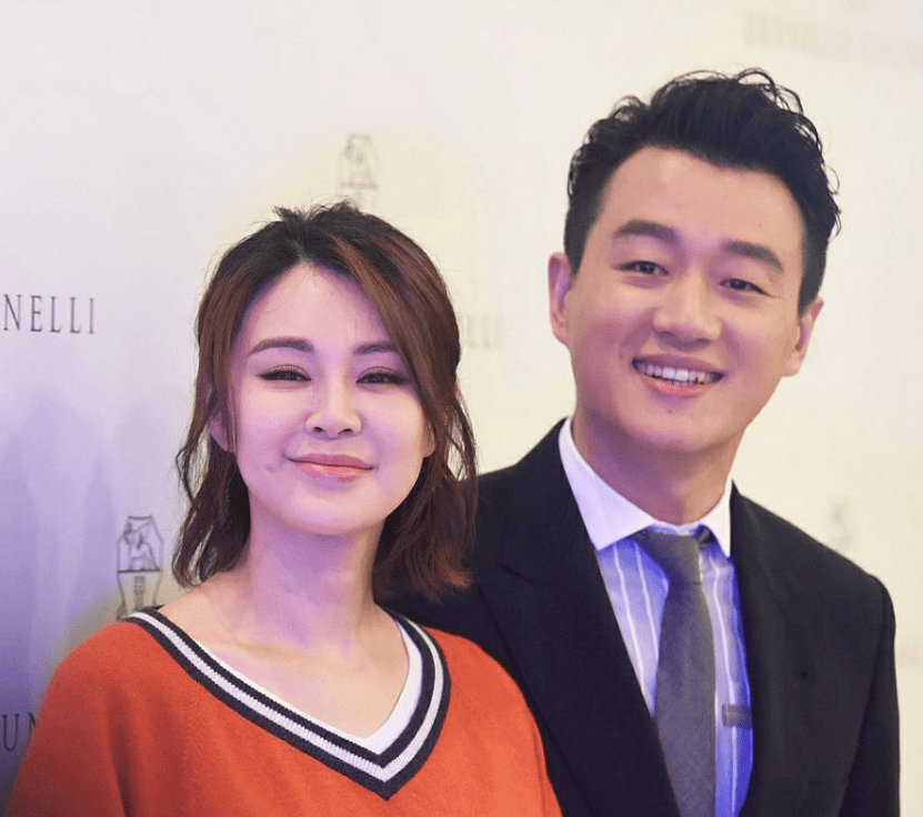 佟大为携关悦共度二人世界,庆祝领证12周年,紧紧相拥甜蜜放闪!