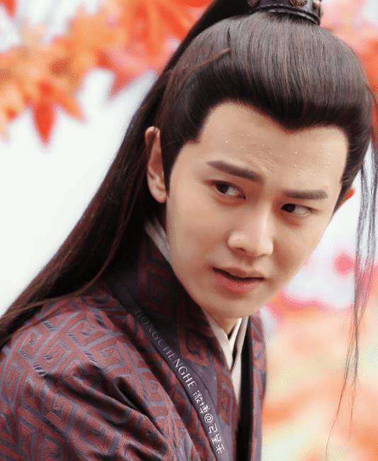 任嘉伦现身机场被喊"国超",谁听到了他的7字回复,粉丝们炸锅了_时候