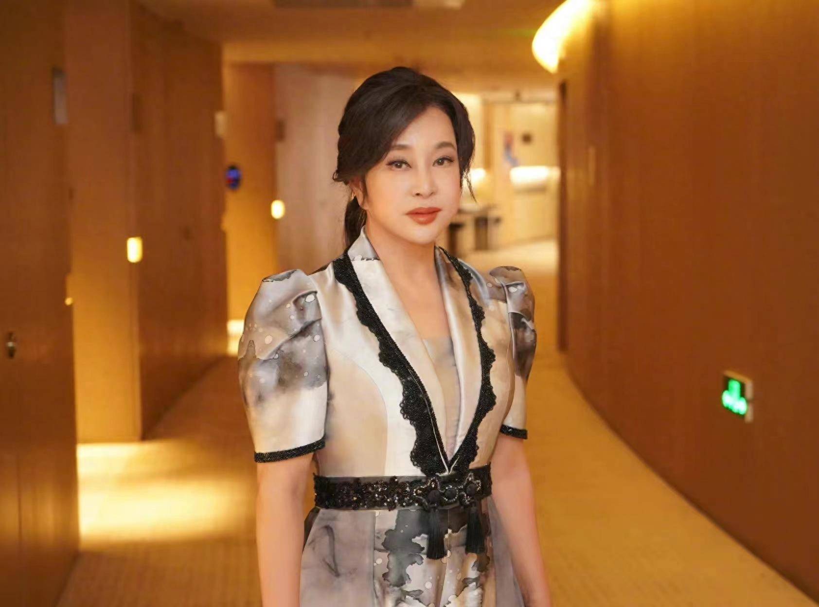 刘晓庆低调走红毯,水墨国风长裙优雅端庄,不愧是"武则天"_老年_衣服