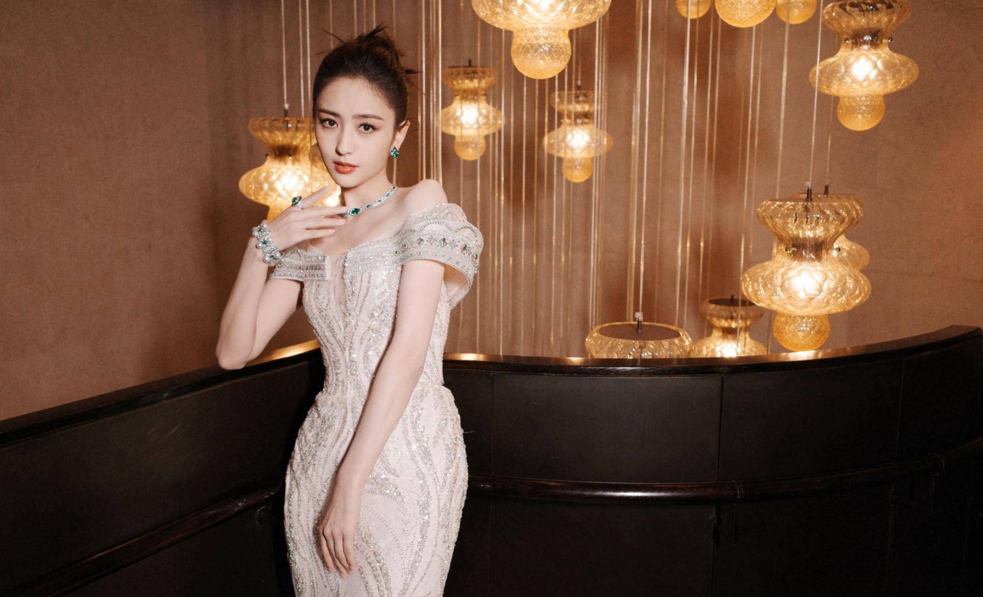 佟丽娅的鲜花捧花仙女裙美丽又优雅!_蝴蝶结_个性_性格