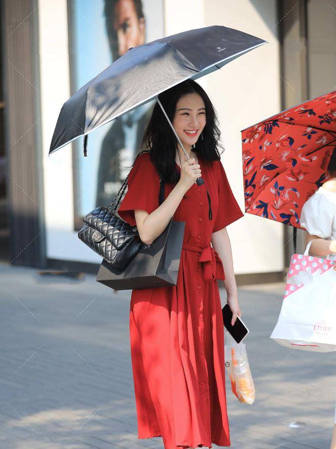 街拍:大红色连衣裙,挂脖式设计,加上收腰版型,满满的公主气息_感觉