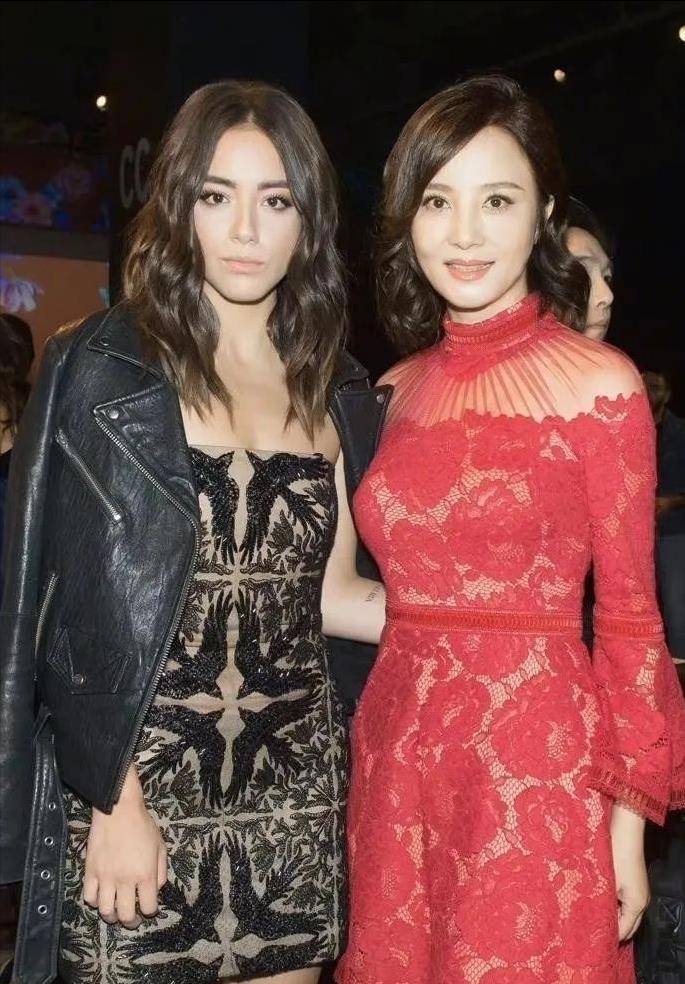 长款吊带蕾丝薄纱半身裙这身穿搭,陶虹依然选择了大家熟悉的蕾丝与