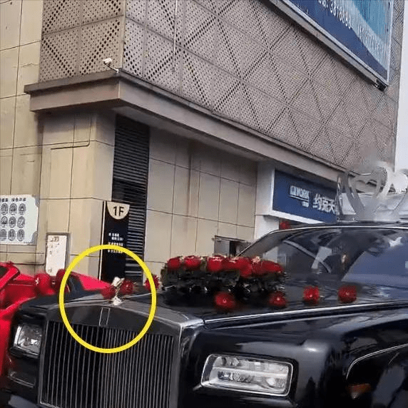 酒店外的停车场上,几辆劳斯莱斯和一辆鲜红色的跑车静静地停放着.