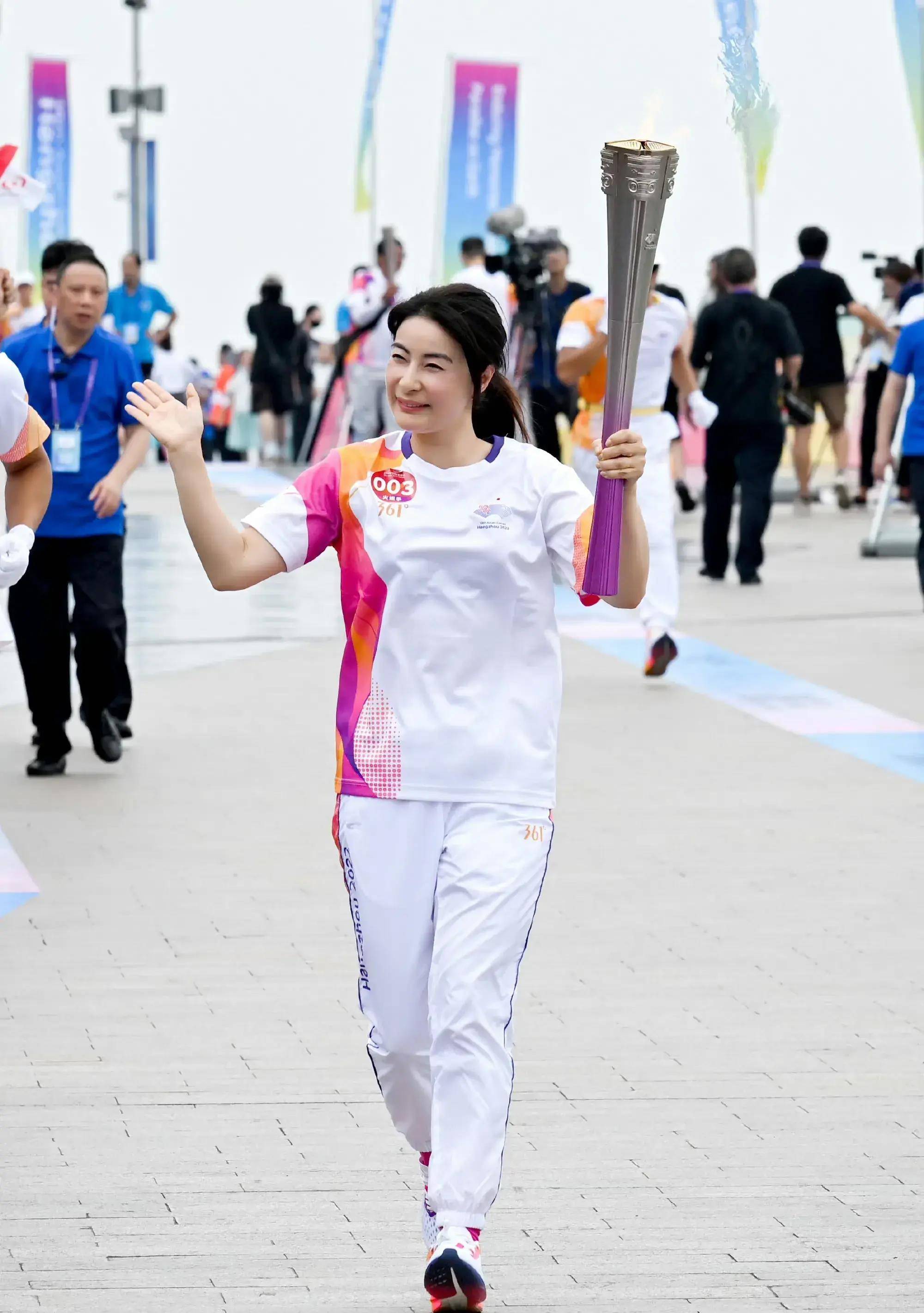 杭州萧山国际机场,杭州亚运会中国香港代表团团长霍启刚抱着郭晶晶 的