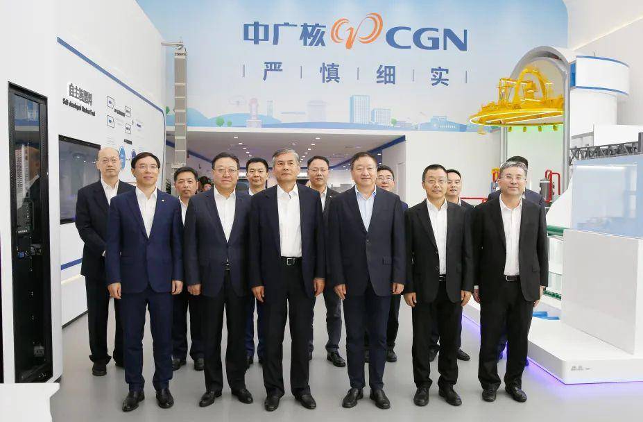 广核集团董事长杨长利,总经理高立刚,总会计师何海滨等出席签约仪式