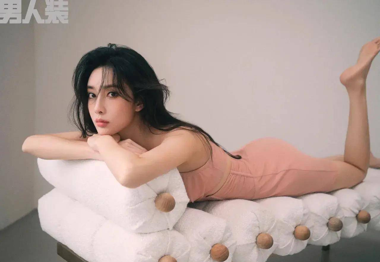 27岁孟子怡登上《金九期》封面 深v型抹胸蕾丝胸罩