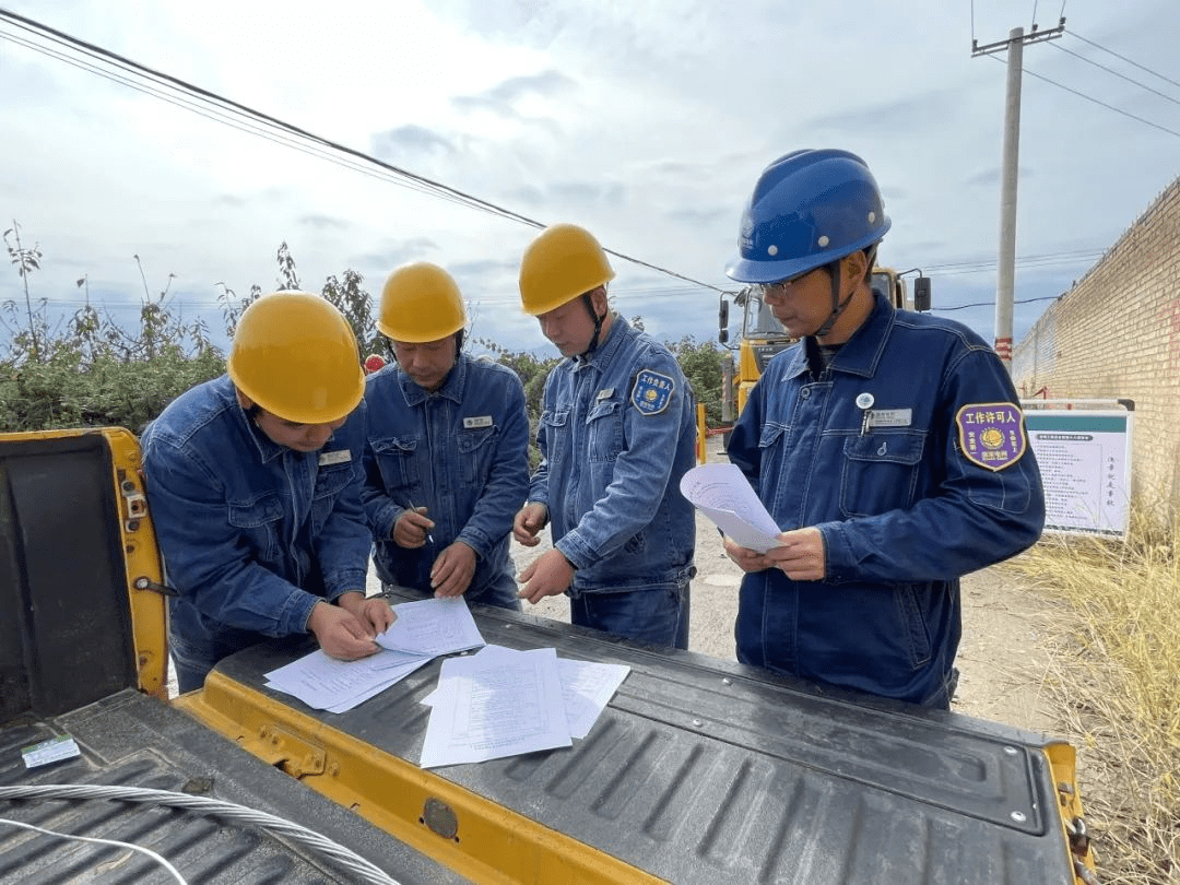 抽调骨干力量进行学习培训,取得作业资格,并跟随国网岐山县供电公司带