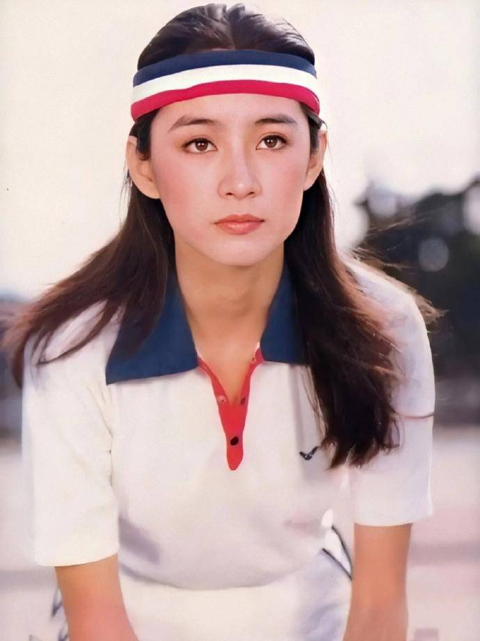 林青霞年轻时的穿搭放到现在也不过时!