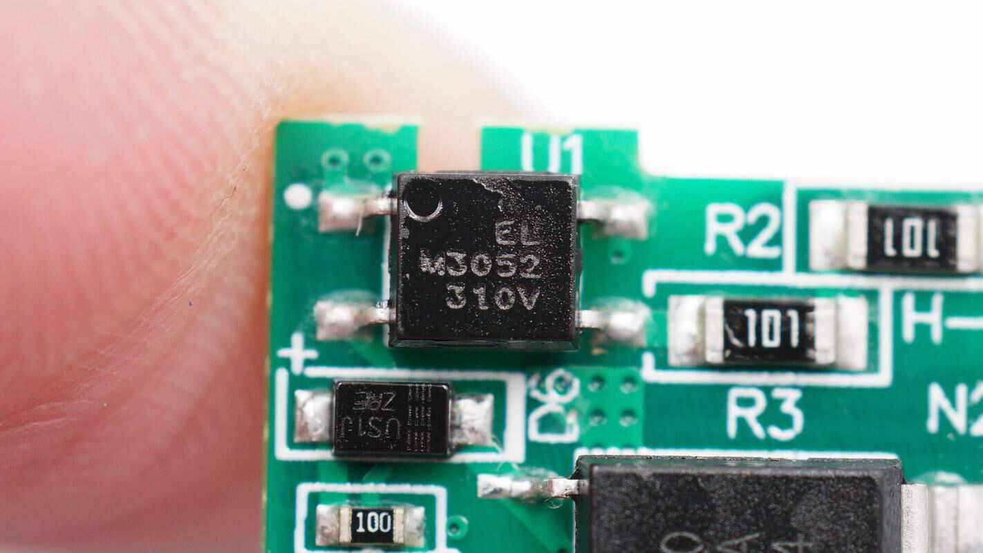 发热丝控制的可控硅来自韦达,型号bt138-800e,耐压800v,工作电流12a