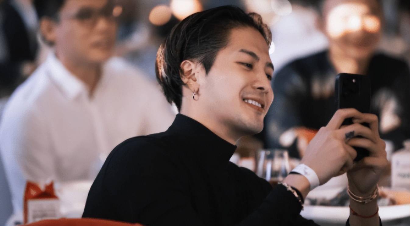 王嘉尔现身温州好友婚礼,黑色西装帅气十足,酒席档次高配置豪华