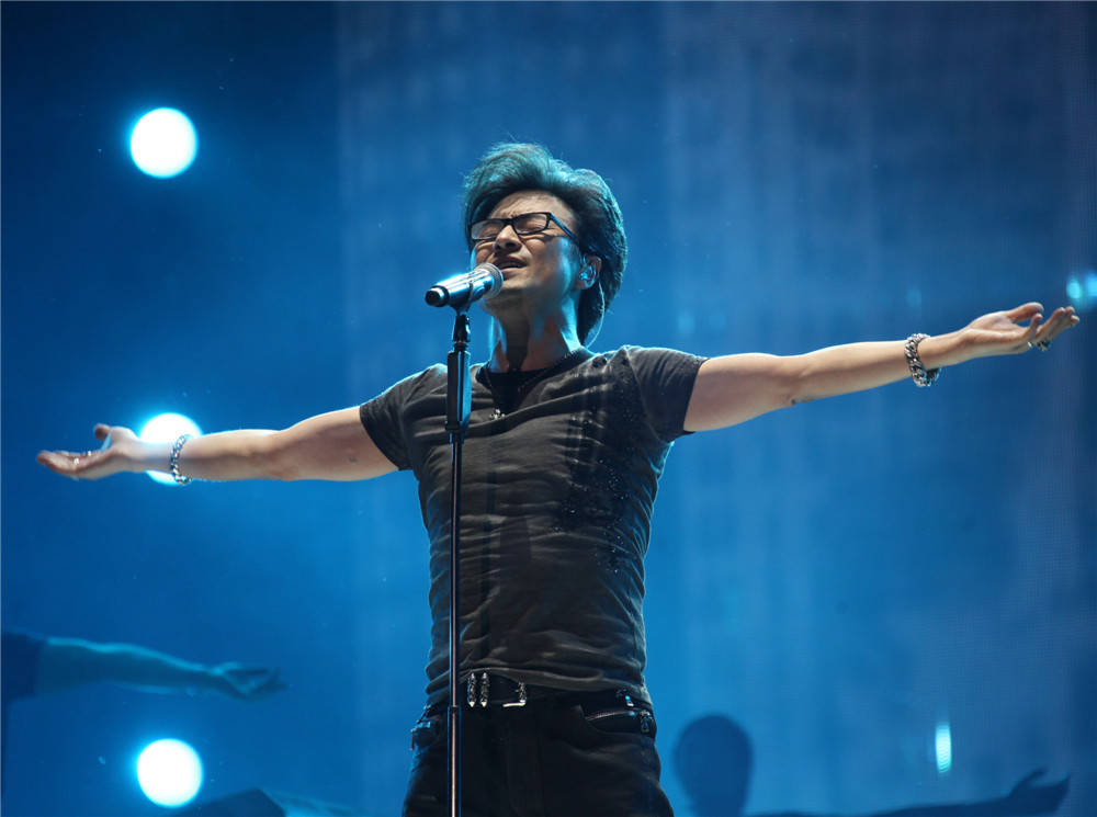 《怒放的生命》《勇敢的心》《当我想你的时候》等歌曲都是第一个高峰