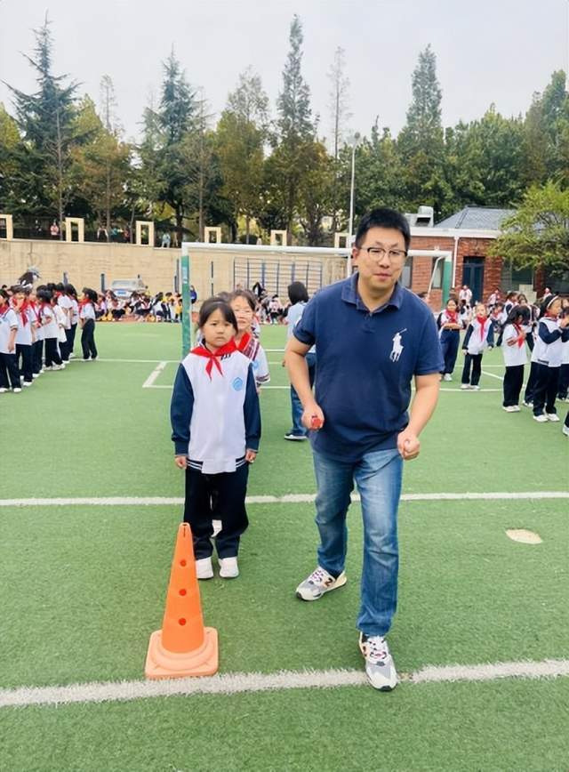 青岛升平路小学秋季运动会隆重举行_比赛_家长_同学