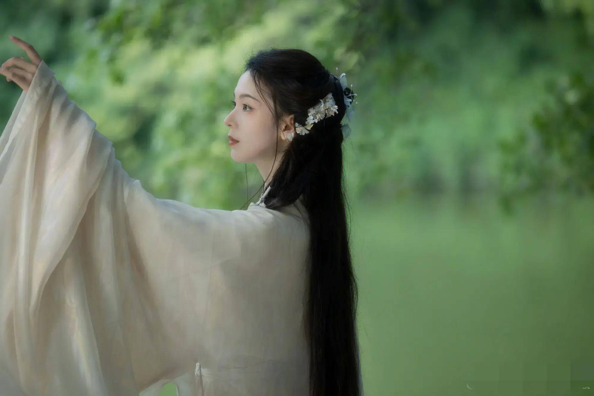 陈瑶晒生日古风写真 美得空灵轻盈_网络_图片_娱乐