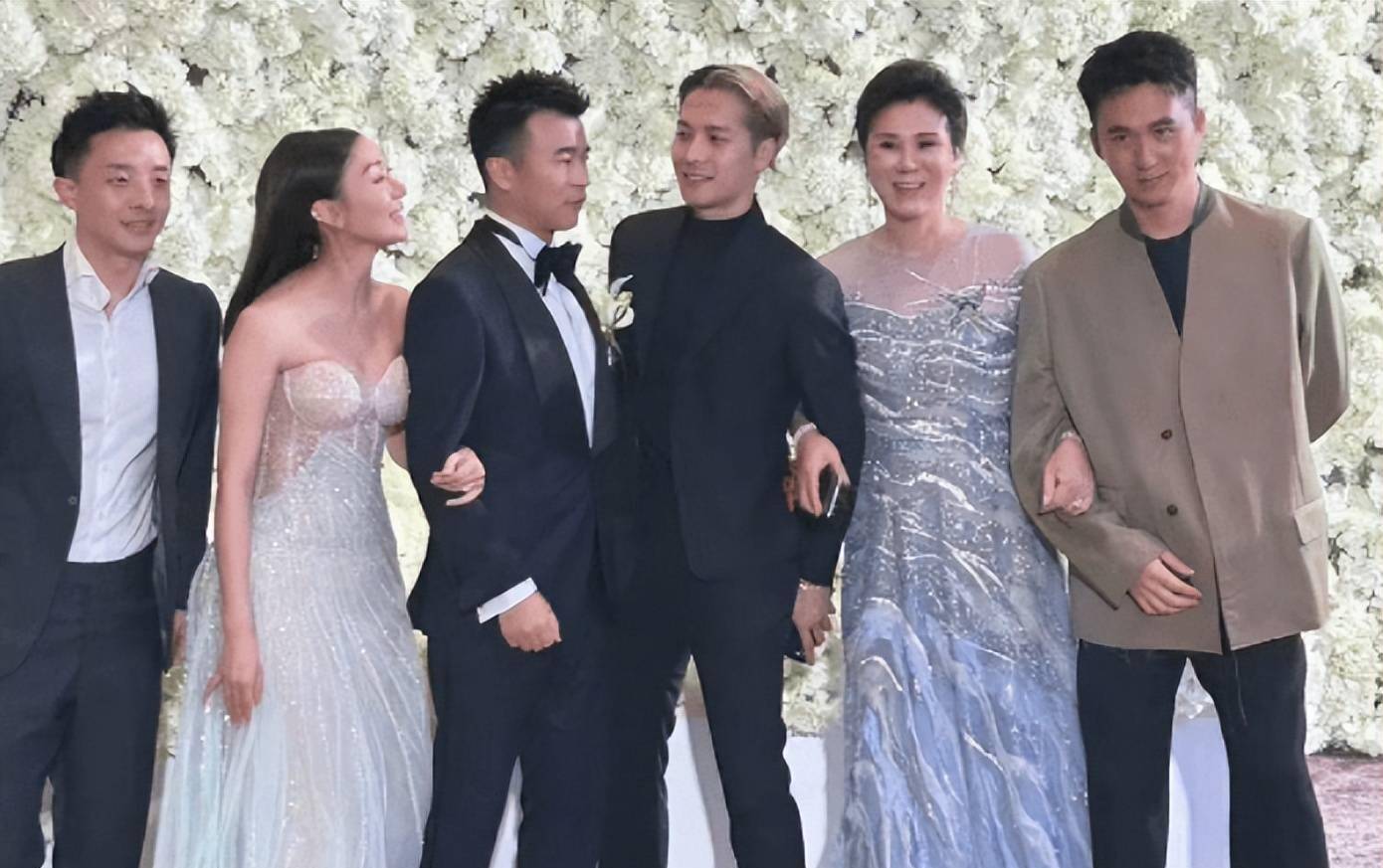 王嘉尔现身温州好友婚礼,黑色西装帅气十足,酒席档次高配置豪华