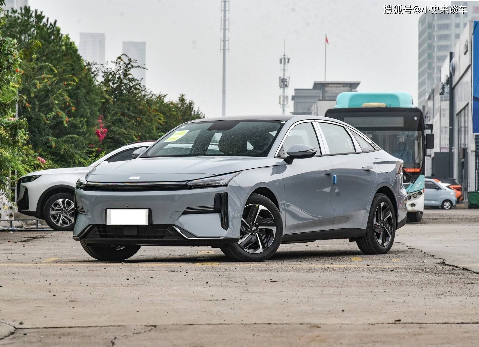 全新混动轿跑实车到店,11.