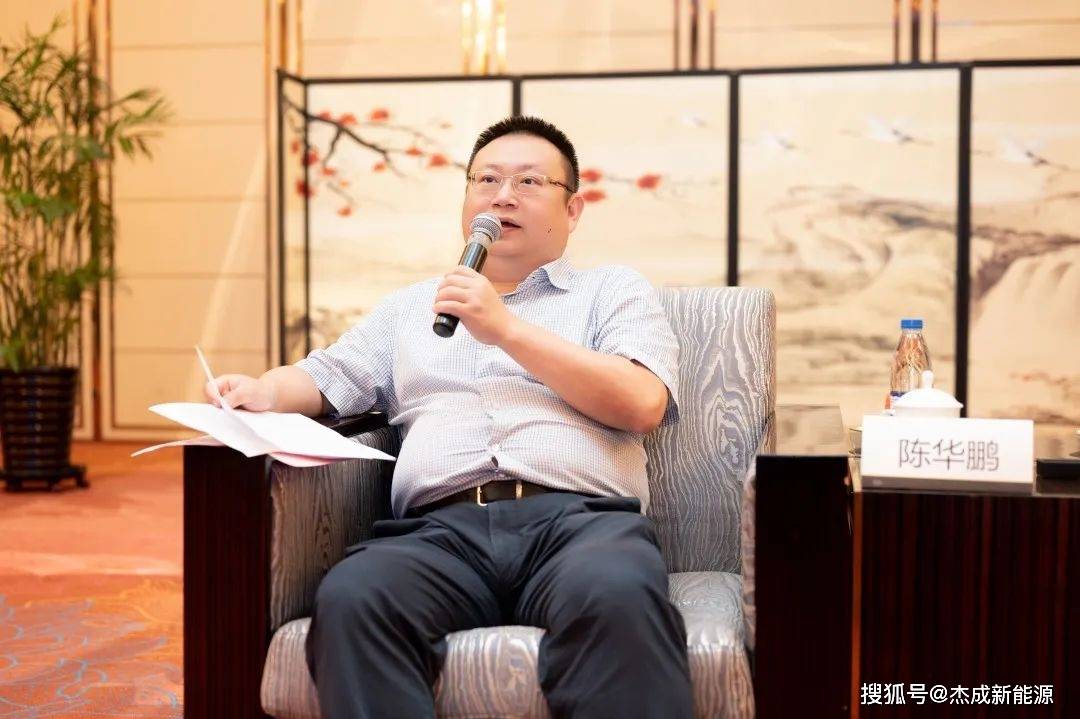 市发改委党组成员,副主任陈华鹏认真听取了企业负责人和行业领域专家