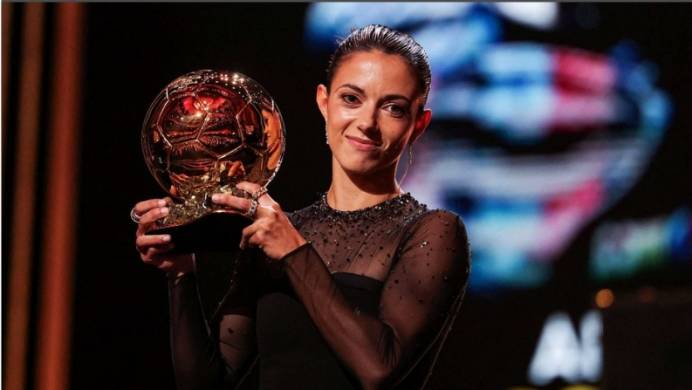 艾塔娜·博马蒂 (aitana bommatti) 赢得 2023 年女子金球奖!