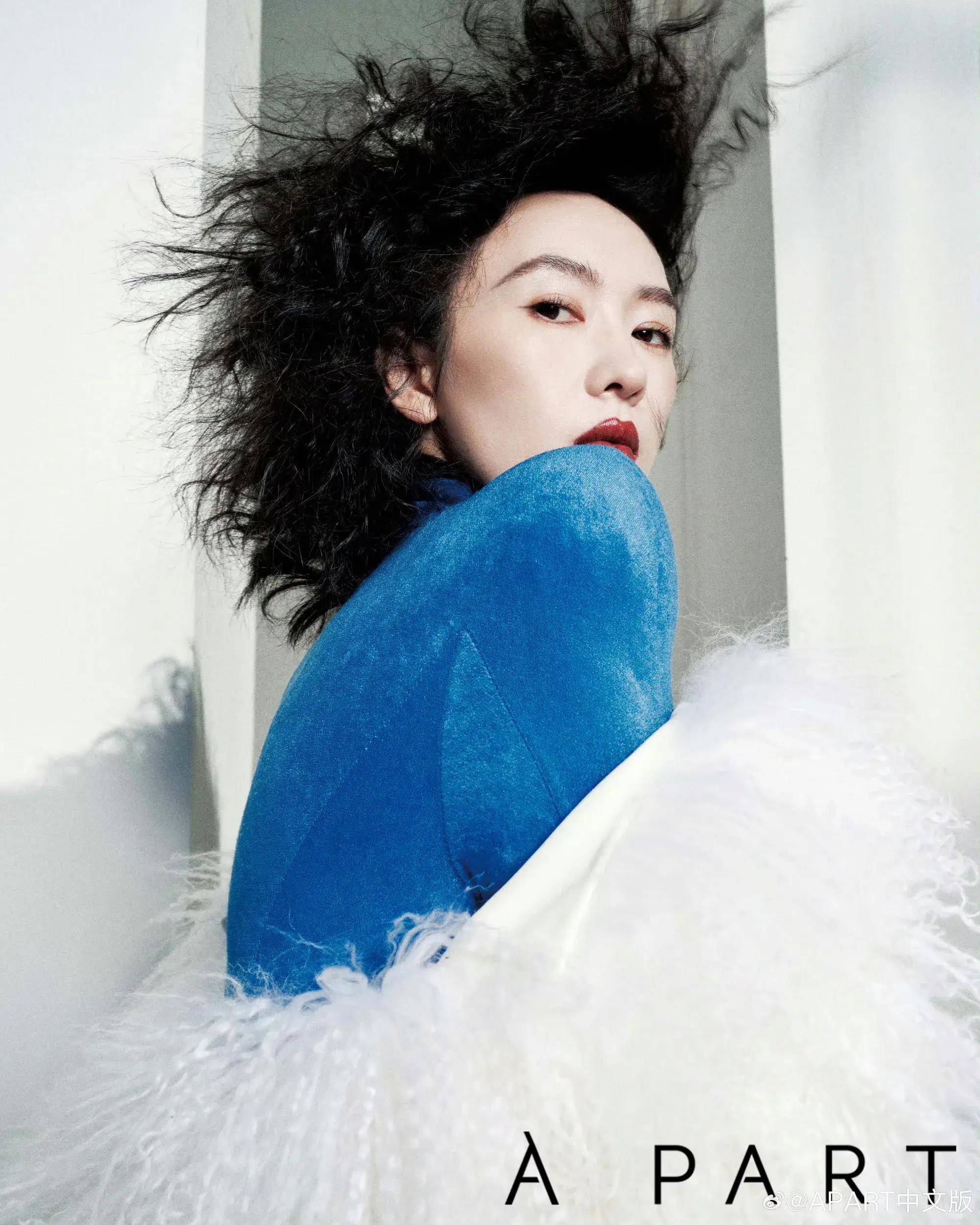 童瑶天台时尚大片 爆炸头造型张扬个性 穿绿裙大秀美腿 霸气又性感