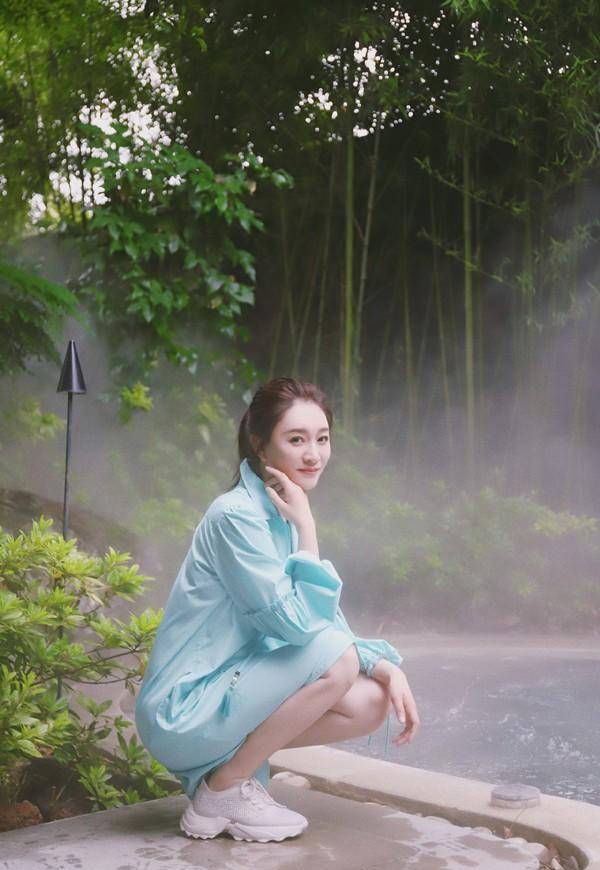 丸子头 薄纱裙纯欲感拉满,董洁万茜都输了_时尚_衬衫_气质