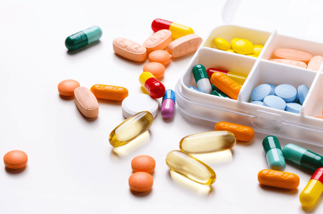 由于孟鲁司特通过cyp3a4,2c8和2c9代谢,因此此药应谨慎与苯妥英钠,苯