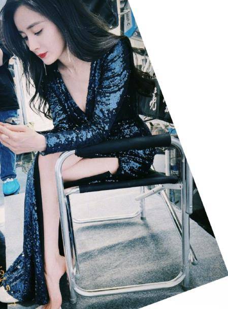 在拍摄现场,杨幂上演了背影杀,乌黑靓丽秀发自然散落在肩上,火辣蜜蜂