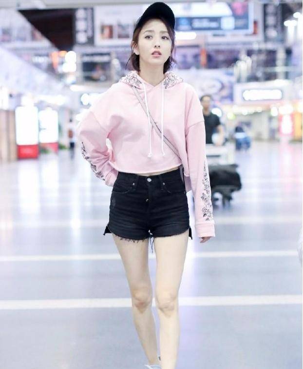 "磨光"牛仔短裤,拉拉队毛衣,佟丽娅再现靓女造型!_时尚_衣服_展现